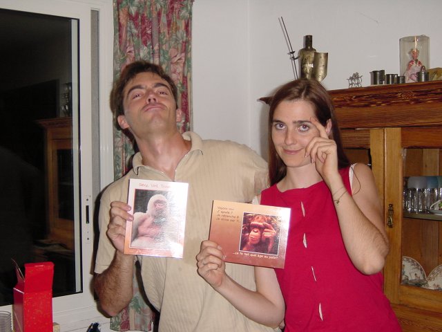 Steph et moi tenant nos cartes d'anniv