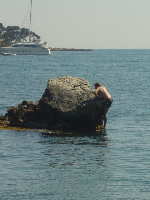 Nico escalade un rocher