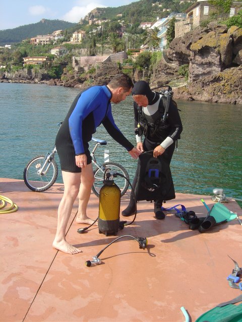 Daniel et Joel au dessus de la bouteille 