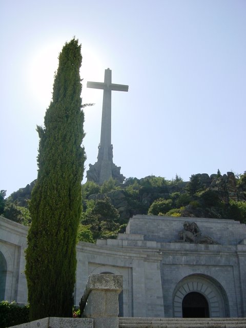 Croix de 150 m\350tres de haut et basilique