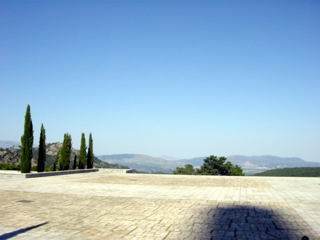 Ombre de la croix et vue sur la vall\351e