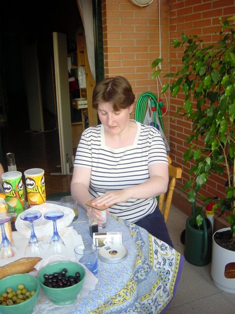 Madame Bi pr\351parant une t\351quila paf!