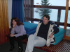 Sophie et Steph assis sagement sur le canape