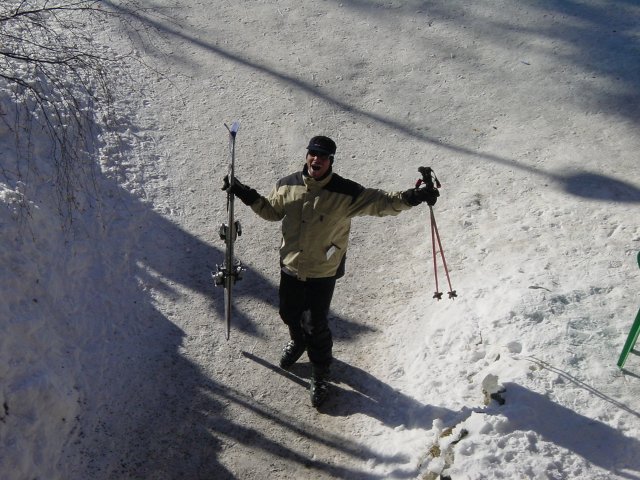 Neurone vu de dessus tenant ski et batons