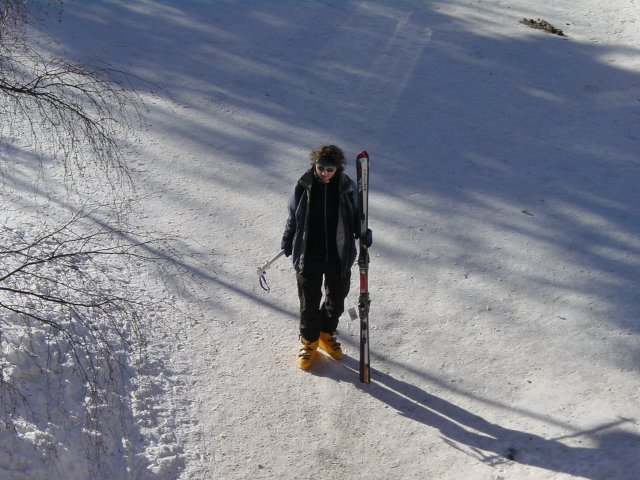 Nico vu de dessus revenant en marchant tranquillement
