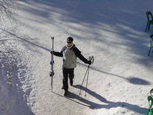 Steph vu de dessus revenant du ski gaillardement
