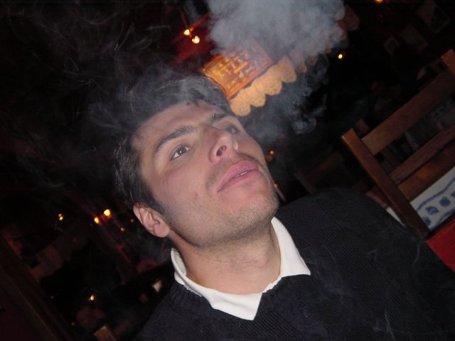 Neurone entoure de fumee de cigarillo