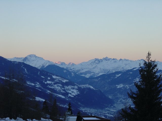 Lever de soleil sur la montagne, brume dans la vallee