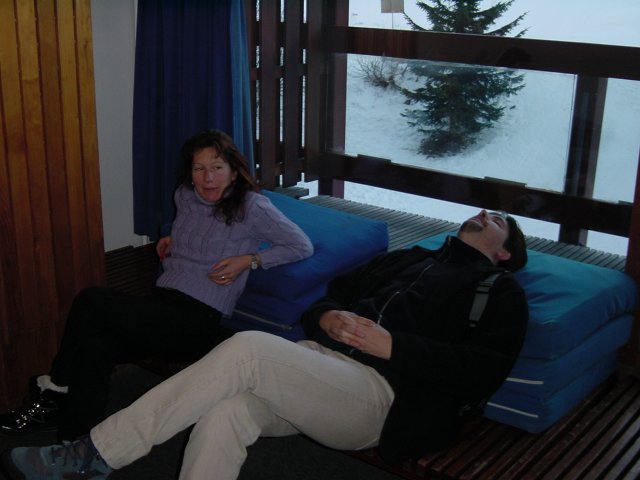 Sophie et Msieur Bi s'octroyant quelques instants de glandage sur le canape