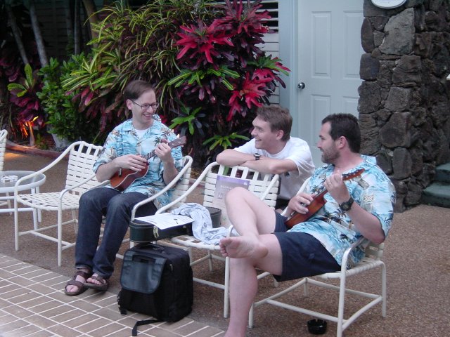 'Les troubadours': Jose and Daniel playing their Ukulele, Max in the middle 