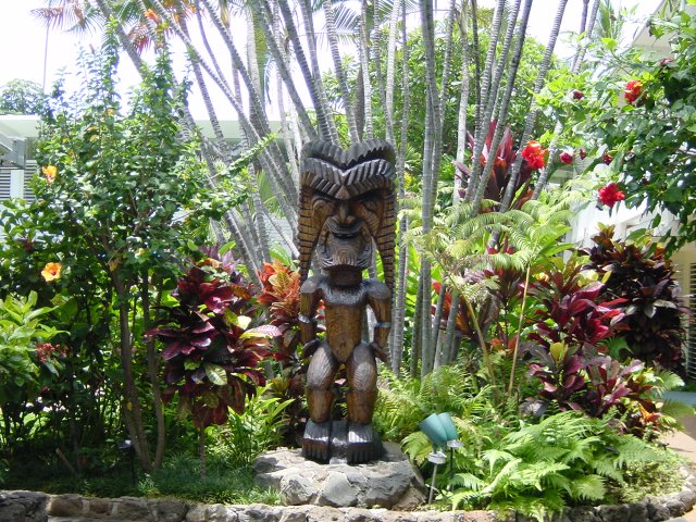 Tiki (God Ku) at the entrance of the hotel