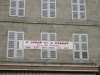 Banniere sur facade: 'A louer ou a vendre - pas de porte'