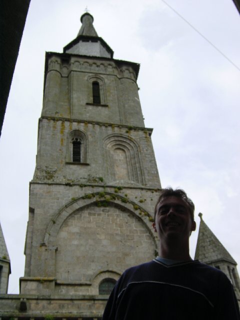 Stephane devant le clocher penche de l\264eglise