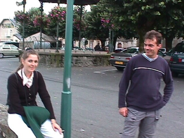 Coralie assise sur le muret, Stephane debout