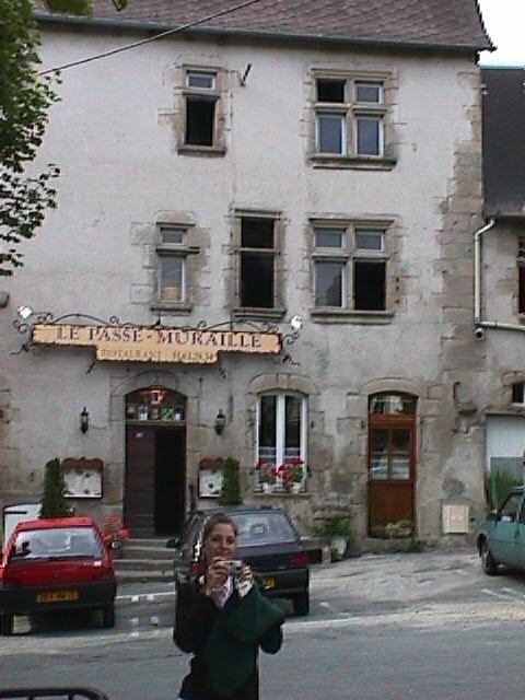 Coralie tenant son appareil photo - arriere plan: Restaurant Le Passe-Muraille