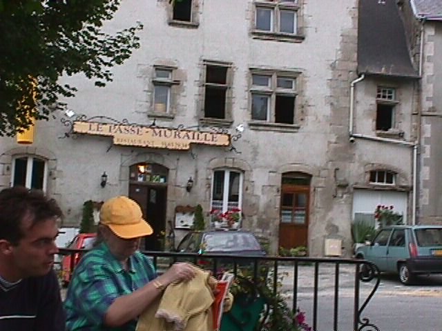 Stephane et Maman assis sur un banc devant le restaurant