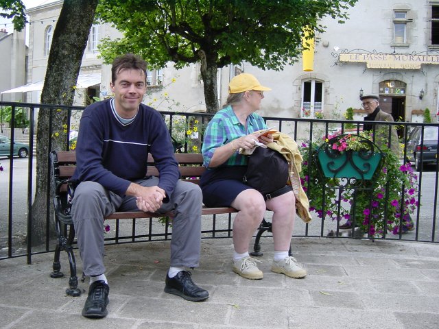 Stephane et Laurence sur un banc devant le restaurant