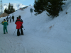 Coco debout sur l'arriere des skis de Pticul