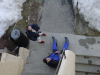 Fredo et Bi nous attendent sur les escaliers devant l'entree