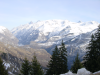 Vue sur la vallee et les montagnes enneigees