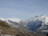 Vue sur la vallee et les montagnes enneigees