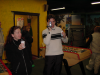 Sof tient son verre de vin chaud et Pticul un verre de vin chaud et son nouveau camcorder