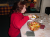 Sophie sert la salade de fruits