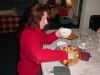Sophie sert la salade de fruits