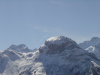 Un avion juste au dessus de la montagne enneigee