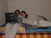 Les Bi sur notre lit devant le laptop de Bi