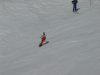 Sophie penchee sur son surf, Bi pas loin derriere