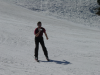 Pticul en t-shirt descent en patinettes tout en filmant