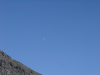 Lune sur fond de ciel tres bleu