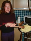Sophie presente fierement une crepe