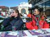 Fredo et Coco a la terrasse d'un cafe a l'Alpe d'Huez