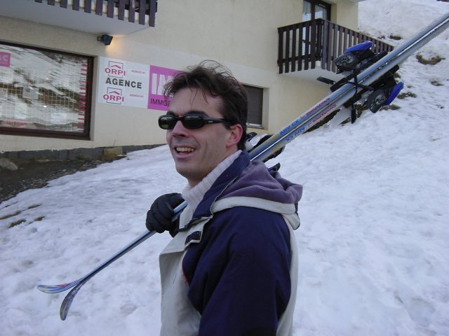 Pticul porte ses skis sur les epaules