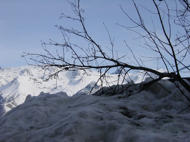Monticule de neige et montagnes enneigees derriere