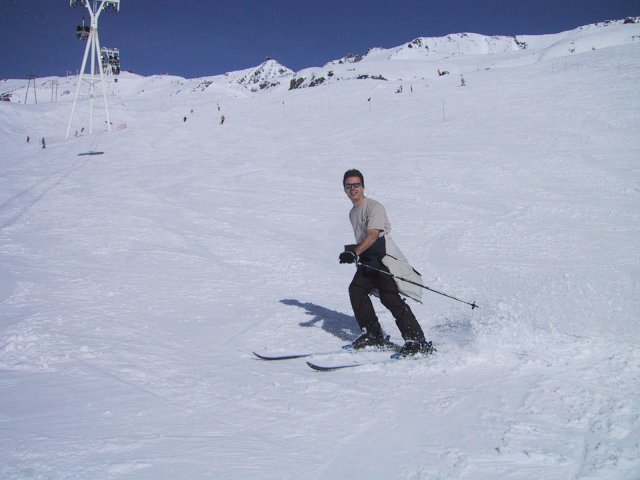 Pticul en t-shirt en haut d'une piste