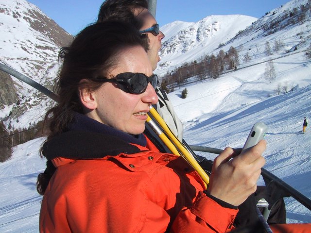 Sophie envoie son SMS et Steph a l'air d'avaler une montagne