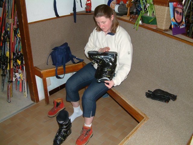 Fredo essaie des chaussures de ski
