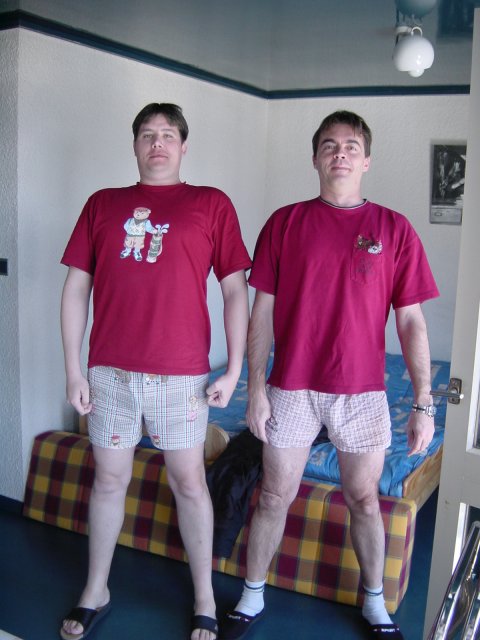 Bi et Pticul les jumeaux: habilles pareil (t-shirt rouge et short/calecon)