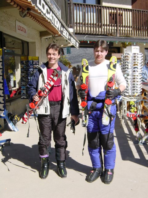 Pticul et Bi sortent de chez Vincent Sport avec leurs patinettes