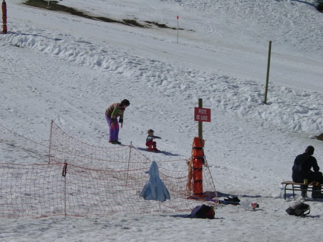Petit garcon sur des skis