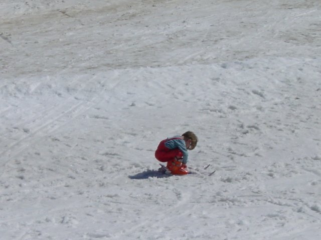 Petit garcon sur des skis