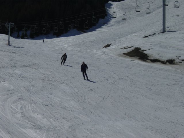 Bi et Pticul descendent sur leurs patinettes