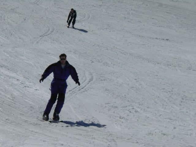 Bi et Pticul descendent sur leurs patinettes