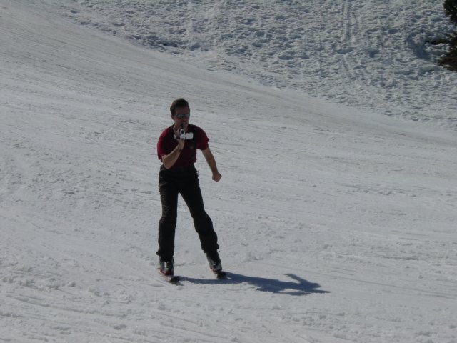 Pticul en t-shirt descent en patinettes tout en filmant
