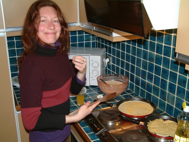 Sophie s'occupe fierement des crepes