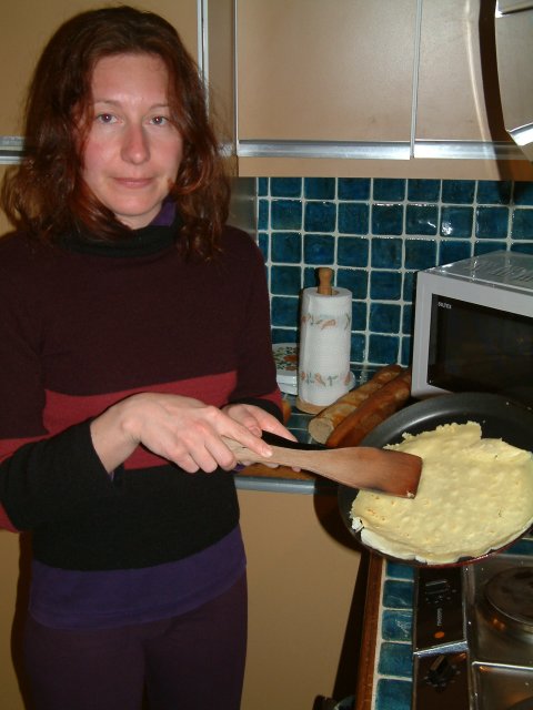 Sophie presente fierement une crepe