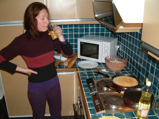 Sophie fait une pause apero dans la preparation des crepes